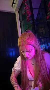 Snapshot of LoganPeny chatting on December 2025 07:21:01 AM LoganPeny online show from December 2025 07:21:01 AM