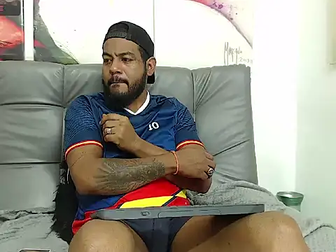 BladeFoxxx1 online show from November 2025 07:14:02 AM