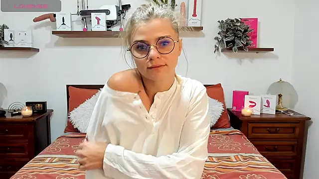 HaleyReedme online show from October 2025 09:44:02 AM