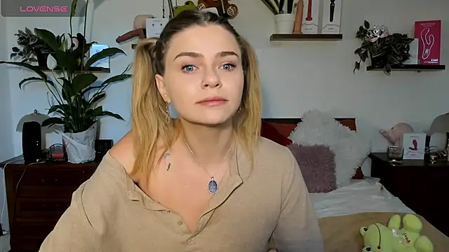 HaleyReedme online show from November 2025 08:14:02 AM