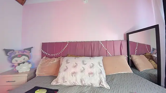 kitty-kryss online show from November 2025 12:52:01 PM