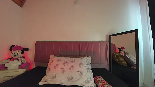 kitty-kryss online show from September 2025 01:10:02 PM
