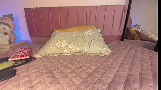 kitty-kryss online show from October 2025 02:05:02 PM