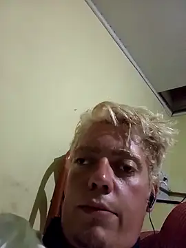 Snapshot of andredomal chatting on March 2026 12:40:01 AM andredomal online show from March 2026 12:40:01 AM