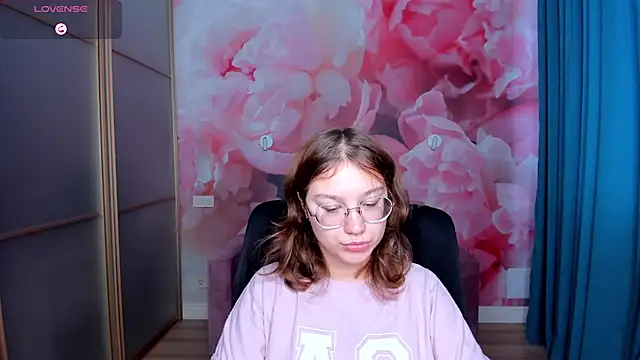 Snapshot of AngelinaLow chatting on November 2025 12:31:01 PM AngelinaLow online show from November 2025 12:31:01 PM