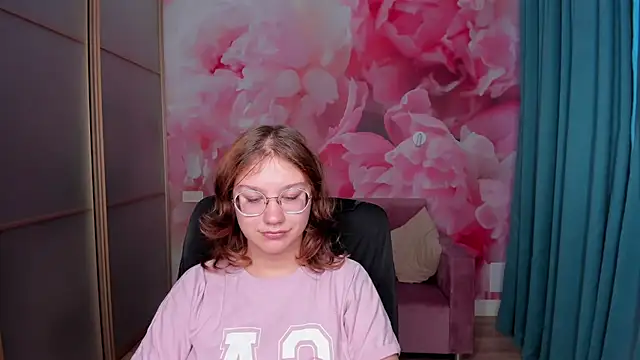 Snapshot of AngelinaLow chatting on November 2025 12:31:02 PM AngelinaLow online show from November 2025 12:31:02 PM