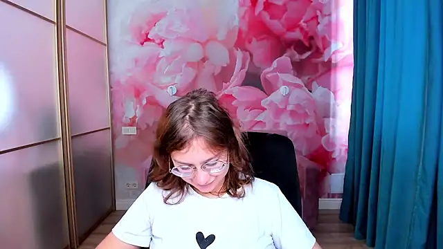 Snapshot of AngelinaLow chatting on November 2025 12:31:01 PM AngelinaLow online show from November 2025 12:31:01 PM