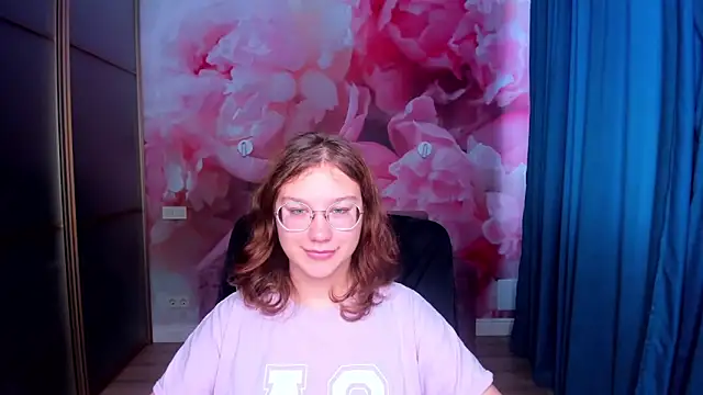 Snapshot of AngelinaLow chatting on November 2025 12:31:02 PM AngelinaLow online show from November 2025 12:31:02 PM