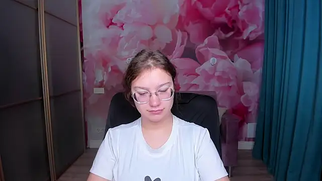 Snapshot of AngelinaLow chatting on November 2025 06:28:02 AM AngelinaLow online show from November 2025 06:28:02 AM