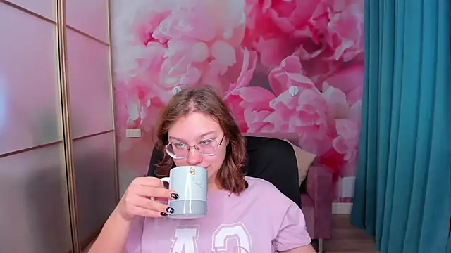 Snapshot of AngelinaLow chatting on November 2025 12:31:02 PM AngelinaLow online show from November 2025 12:31:02 PM