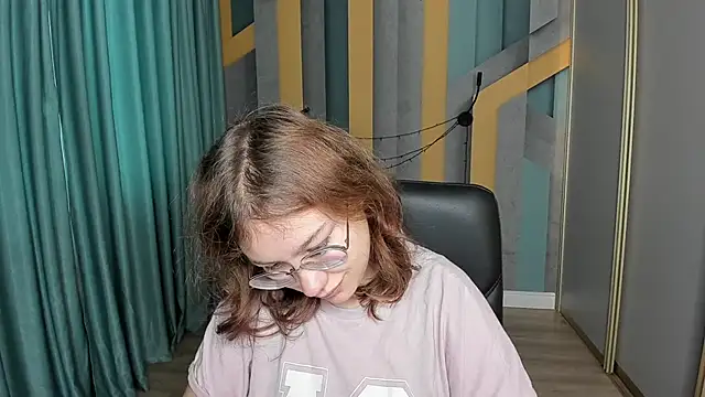 Snapshot of AngelinaLow chatting on November 2025 06:17:01 AM AngelinaLow online show from November 2025 06:17:01 AM