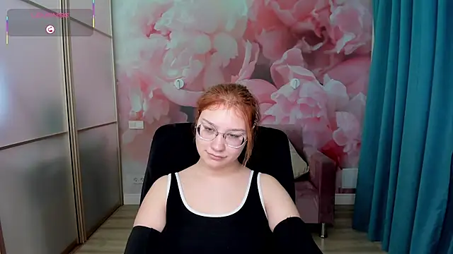 Snapshot of AngelinaLow chatting on December 2025 12:37:01 PM AngelinaLow online show from December 2025 12:37:01 PM