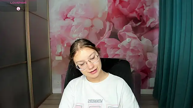 Snapshot of AngelinaLow chatting on October 2025 12:28:01 PM AngelinaLow online show from October 2025 12:28:01 PM