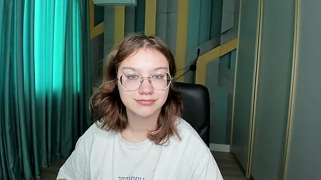 Snapshot of AngelinaLow chatting on October 2025 12:25:02 PM AngelinaLow online show from October 2025 12:25:02 PM