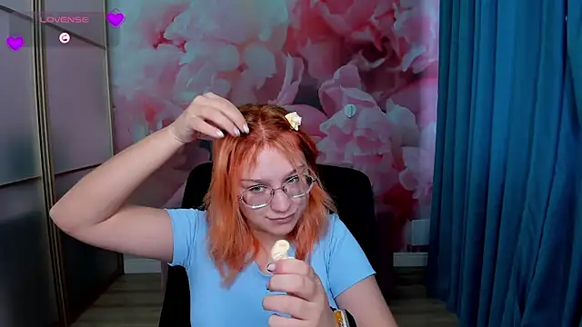 Snapshot of AngelinaLow chatting on November 2025 12:27:02 PM AngelinaLow online show from November 2025 12:27:02 PM