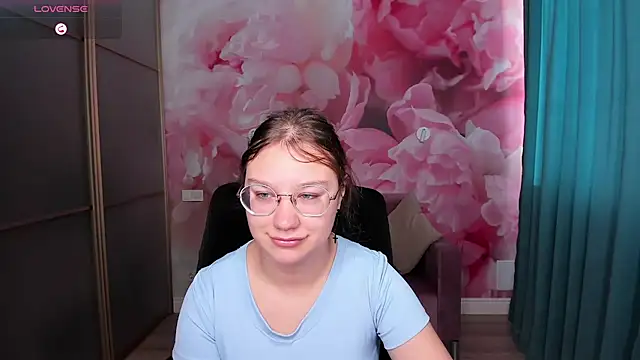 Snapshot of AngelinaLow chatting on October 2025 05:28:02 AM AngelinaLow online show from October 2025 05:28:02 AM