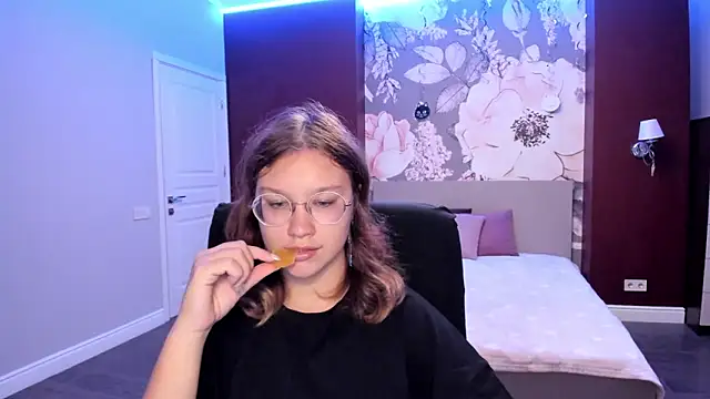 AngelinaLow online show from September 2025 06:18:02 PM