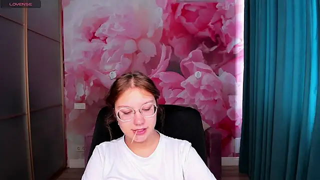 AngelinaLow online show from September 2025 11:28:02 AM
