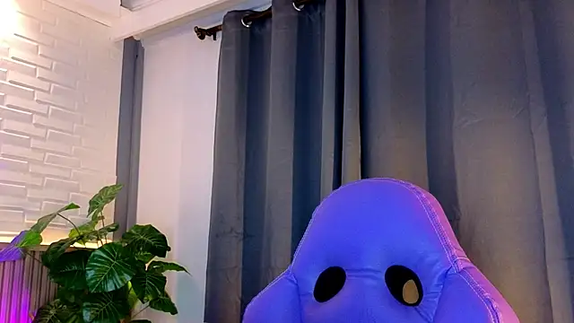 Snapshot of TiffanyWalk chatting on October 2025 11:42:01 AM TiffanyWalk online show from October 2025 11:42:01 AM