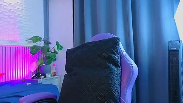 TiffanyWalk online show from March 2026 12:43:01 PM