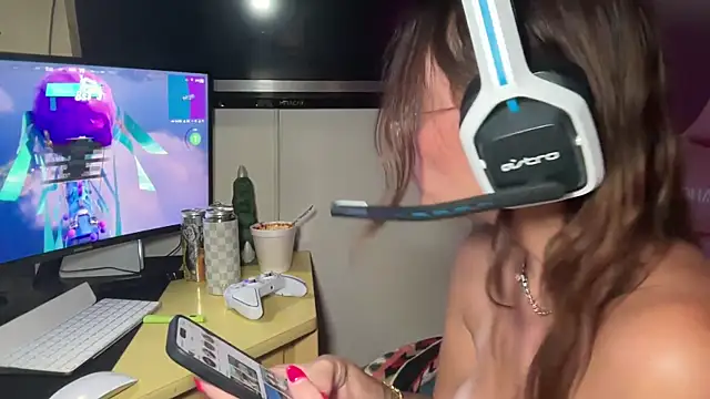 Snapshot of SpaceCowWhore chatting on September 2025 01:12:01 AM SpaceCowWhore online show from September 2025 01:12:01 AM