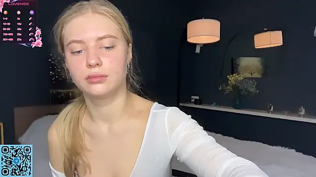 Snapshot of RadiantBliss chatting on October 2025 07:36:01 PM RadiantBliss online show from October 2025 07:36:01 PM