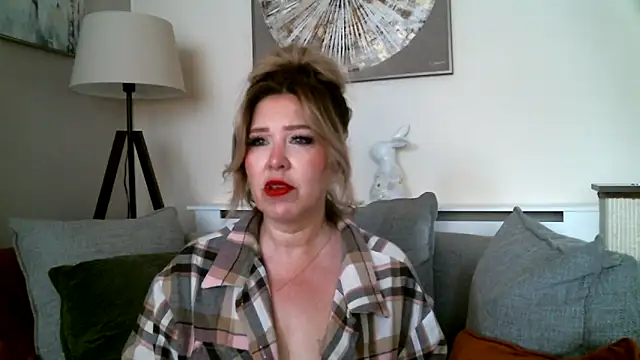 Snapshot of MissHoneyPenny chatting on May 2026 09:27:01 AM MissHoneyPenny online show from May 2026 09:27:01 AM