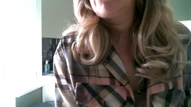 Snapshot of MissHoneyPenny chatting on May 2026 09:51:01 AM MissHoneyPenny online show from May 2026 09:51:01 AM