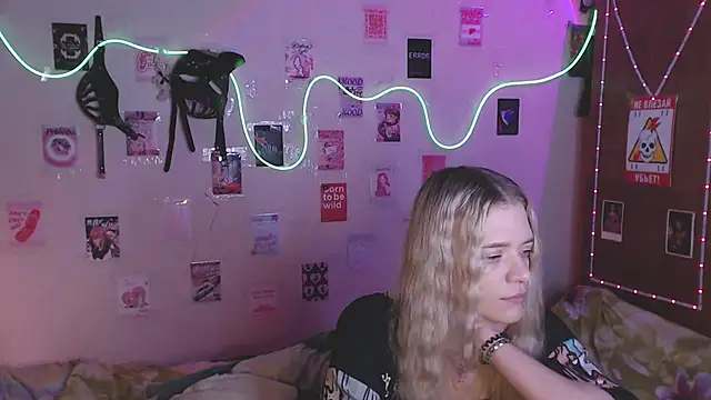 Snapshot of Your_Horny_Friends chatting on October 2025 02:39:01 PM Your Horny Friends online show from October 2025 02:39:01 PM