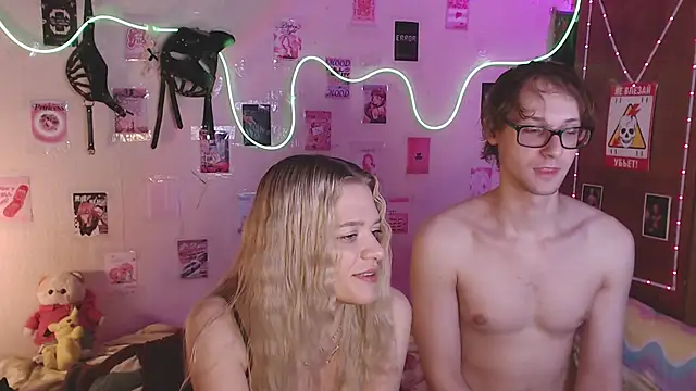 Snapshot of Your_Horny_Friends chatting on October 2025 03:35:02 PM Your Horny Friends online show from October 2025 03:35:02 PM