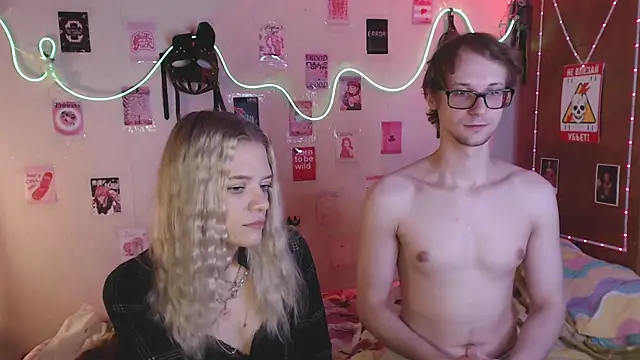 Snapshot of Your_Horny_Friends chatting on September 2025 01:40:02 PM Your Horny Friends online show from September 2025 01:40:02 PM