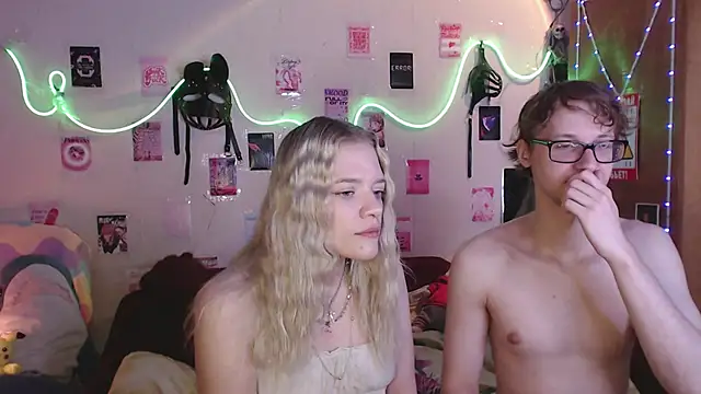 Snapshot of Your_Horny_Friends chatting on September 2025 11:21:02 AM Your Horny Friends online show from September 2025 11:21:02 AM