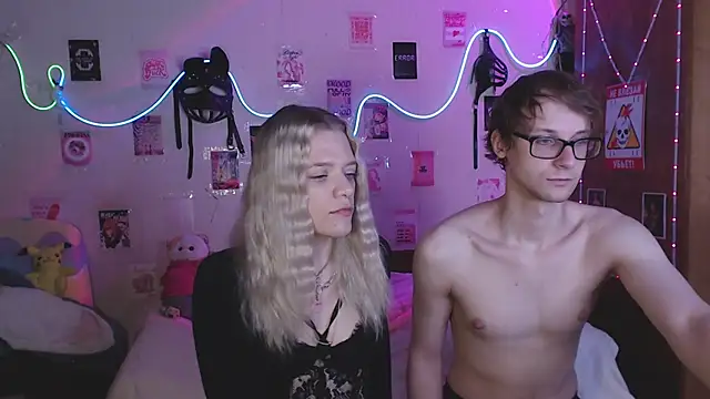 Snapshot of Your_Horny_Friends chatting on September 2025 11:21:01 AM Your Horny Friends online show from September 2025 11:21:01 AM