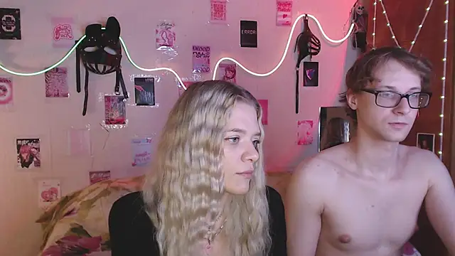 Snapshot of Your_Horny_Friends chatting on September 2025 01:01:01 PM Your Horny Friends online show from September 2025 01:01:01 PM