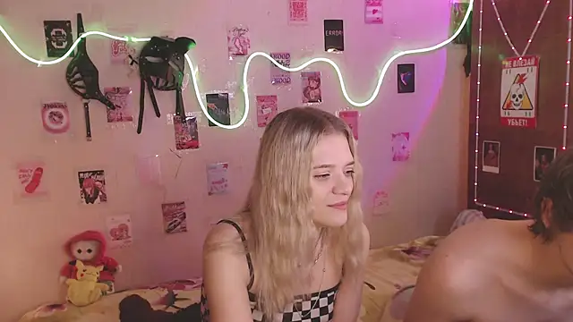 Snapshot of Your_Horny_Friends chatting on October 2025 01:24:01 PM Your Horny Friends online show from October 2025 01:24:01 PM