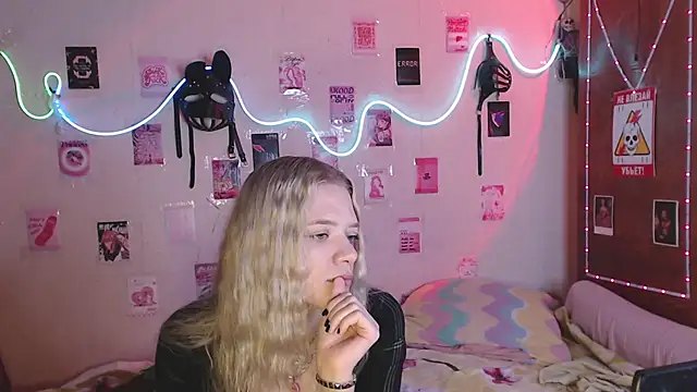 Snapshot of Your_Horny_Friends chatting on September 2025 08:46:02 AM Your Horny Friends online show from September 2025 08:46:02 AM