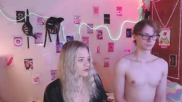 Snapshot of Your_Horny_Friends chatting on September 2025 12:00:01 PM Your Horny Friends online show from September 2025 12:00:01 PM