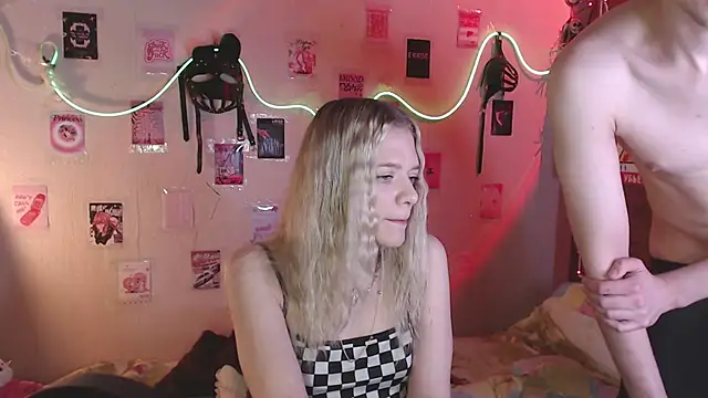 Snapshot of Your_Horny_Friends chatting on September 2025 03:52:02 PM Your Horny Friends online show from September 2025 03:52:02 PM