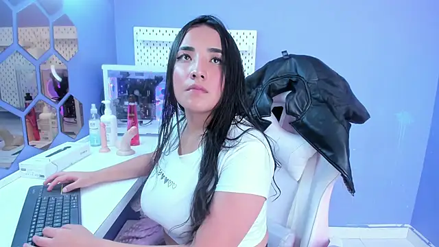 Snapshot of Alice_26_ chatting on November 2025 02:39:02 PM Alice 26 online show from November 2025 02:39:02 PM