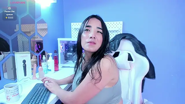 Snapshot of Alice_26_ chatting on December 2025 01:54:02 PM Alice 26 online show from December 2025 01:54:02 PM