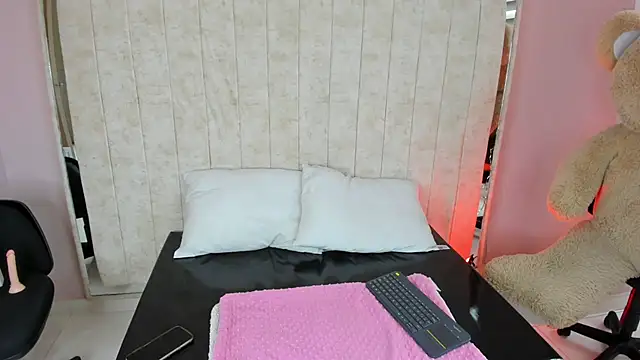 Alice 26  online show from September 2025 07:57:01 PM