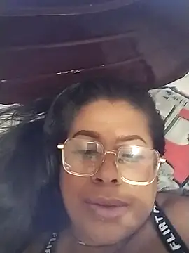 Snapshot of Tu-Reina chatting on November 2025 06:02:01 AM Tu-Reina online show from November 2025 06:02:01 AM