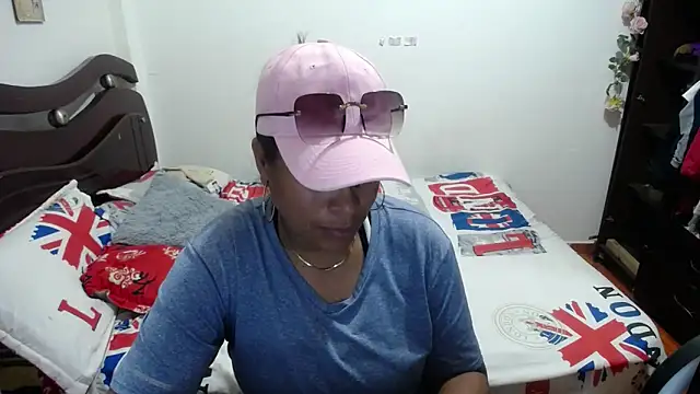 Snapshot of Tu-Reina chatting on October 2025 06:52:02 PM Tu-Reina online show from October 2025 06:52:02 PM