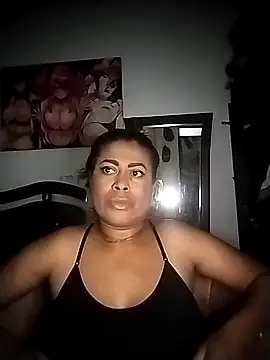 Snapshot of Tu-Reina chatting on December 2025 07:05:02 PM Tu-Reina online show from December 2025 07:05:02 PM