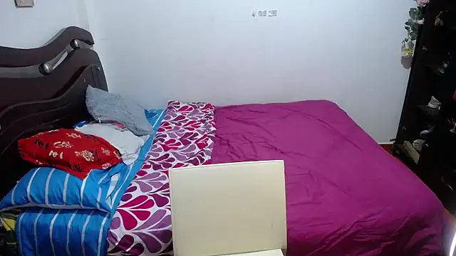 Snapshot of Tu-Reina chatting on November 2025 02:59:02 AM Tu-Reina online show from November 2025 02:59:02 AM