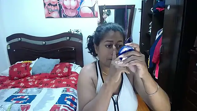 Snapshot of Tu-Reina chatting on December 2025 04:05:02 PM Tu-Reina online show from December 2025 04:05:02 PM