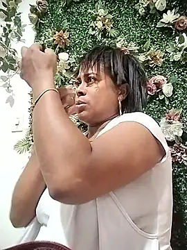 Snapshot of Tu-Reina chatting on September 2025 09:09:01 PM Tu-Reina online show from September 2025 09:09:01 PM