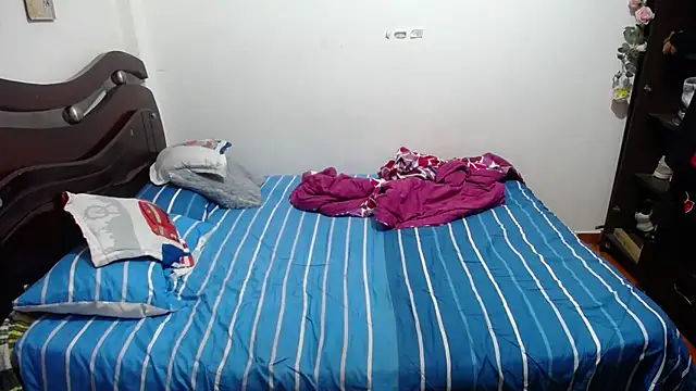 Snapshot of Tu-Reina chatting on November 2025 04:17:02 AM Tu-Reina online show from November 2025 04:17:02 AM