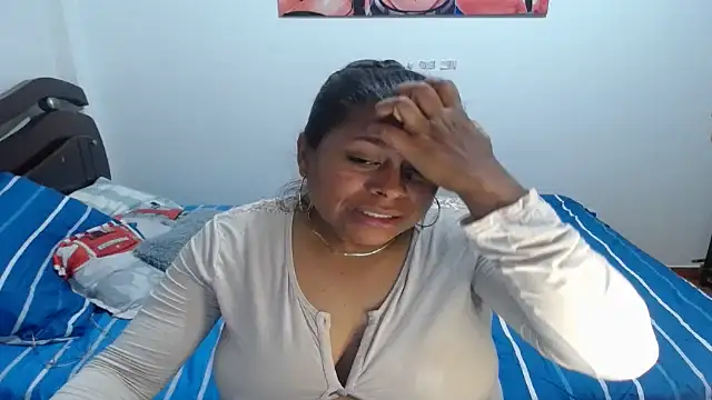 Snapshot of Tu-Reina chatting on October 2025 02:21:02 AM Tu-Reina online show from October 2025 02:21:02 AM