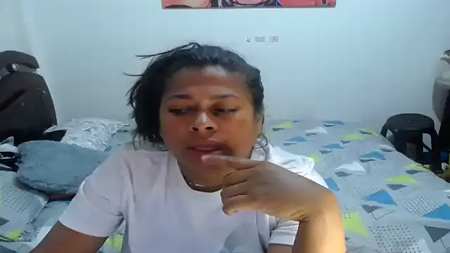 Snapshot of Tu-Reina chatting on October 2025 10:55:02 PM Tu-Reina online show from October 2025 10:55:02 PM